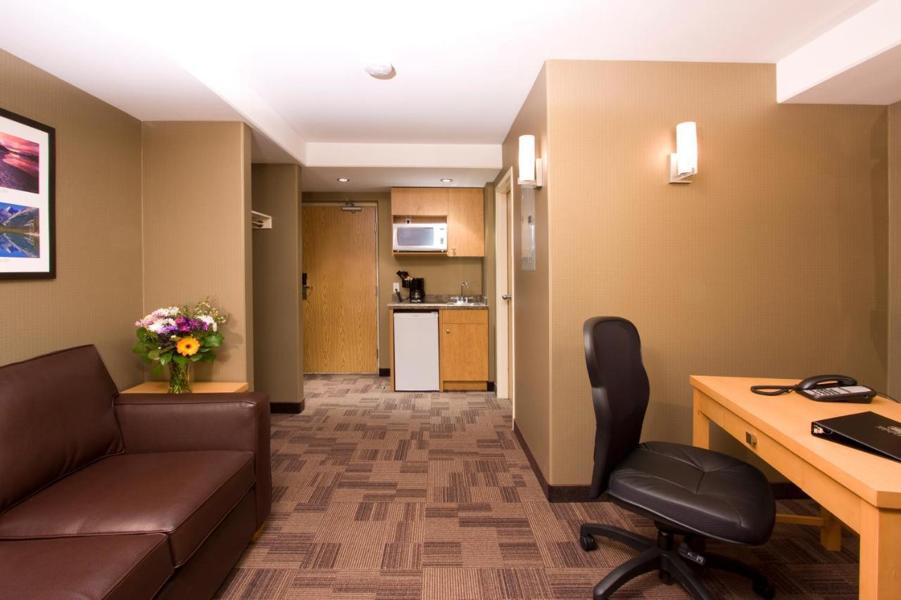 Woodlands Inn & Suites Fort Nelson Kültér fotó